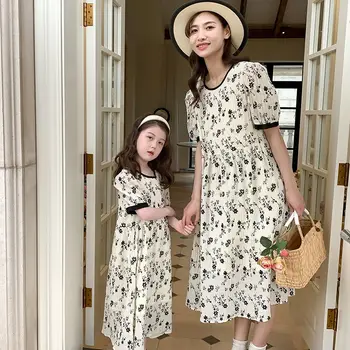 Подходящие платья для мамы и дочки Летние семейные комплекты Платье для мамы и малышки с цветочным рисунком Корейская модная женская одежда